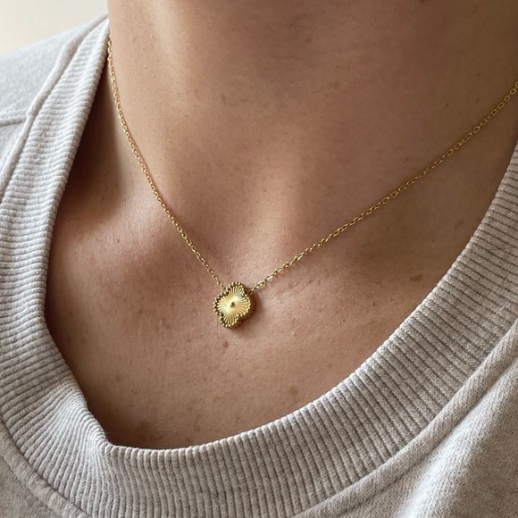 VINTAGE STYLE ALHAMBRA GOLD FOUR LEAF CLOVER PENDANT NECKLACE - Picture 4 of 7